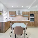 Comfy 2Br Apartment In The Centre With Wifi & Ac By 360 Estates